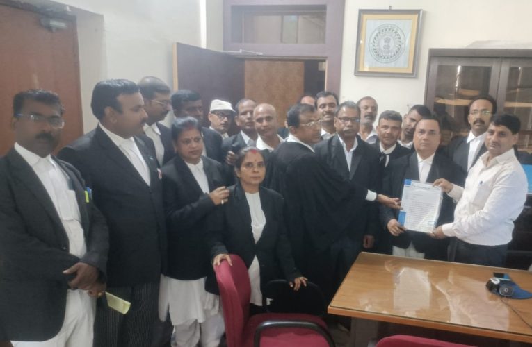 Bokaro : उत्तर प्रदेश के हापुड़ में वकीलों पर पुलिस द्वारा लाठीचार्ज किए जाने के विरोध में, वकीलों ने बांह पर काला रिबन लगाकर न्यायिक कार्य किया