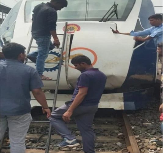 Ramgarh : रामगढ़ के कुजू में पटना-रांची वंदे भारत एक्सप्रेस ट्रेन की चपेट में आने से एक भैंस की मौत, करीब डेढ़ घंटे लेट से बरकाकाना स्टेशन पहुंची ट्रेन