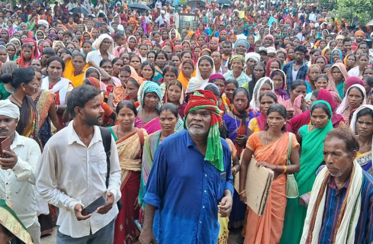  Latehar: सामुदायिक वन पट्टा की मांग लेकर ग्रामीणों ने किया ब्लॉक का घेराव