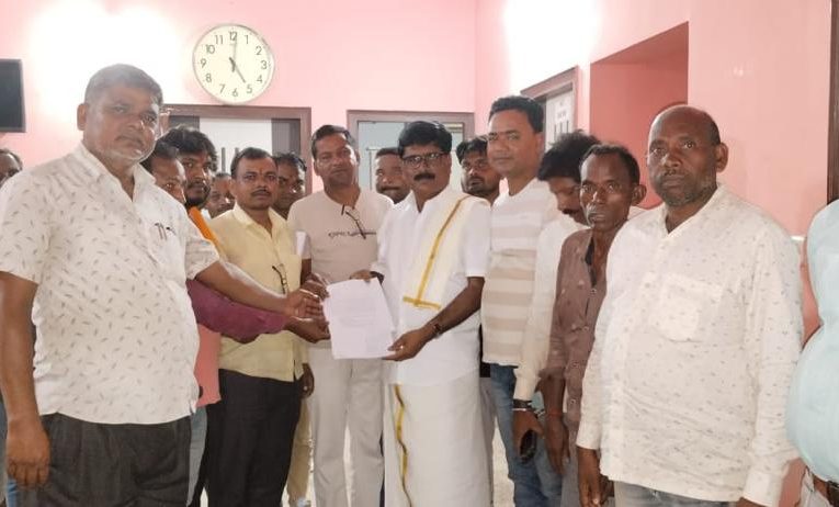 Bokaro : झारखंड छात्र मोर्चा का प्रतिनिधिमंडल पूर्व विधायक योगेंद्र प्रसाद महतो से की भेंट की, सौंपा मांग पत्र