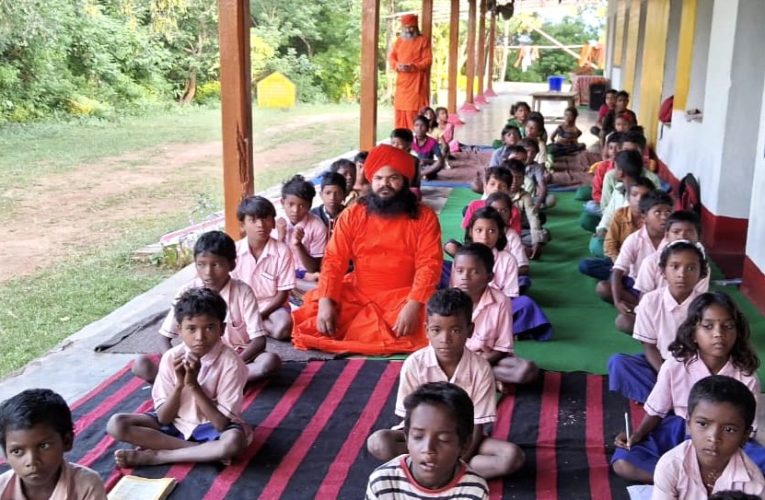 Anand Marg : आनंद मार्ग प्रचारक संघ लातेहार के अमझरिया स्थित कीर्तन नगर में आनंद मार्ग का स्कूल खोलकर जगा रहा है शिक्षा का अलख