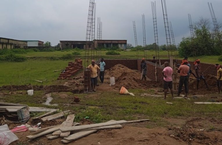 Bokaro : बोकारो के कसमार थाना क्षेत्र के मधुकरपुर में सरकारी जमीन पर अवैध तरीके से मकान बनाने का ग्रामीणों से किया विरोध, सीओ को सौंपा आवेदन