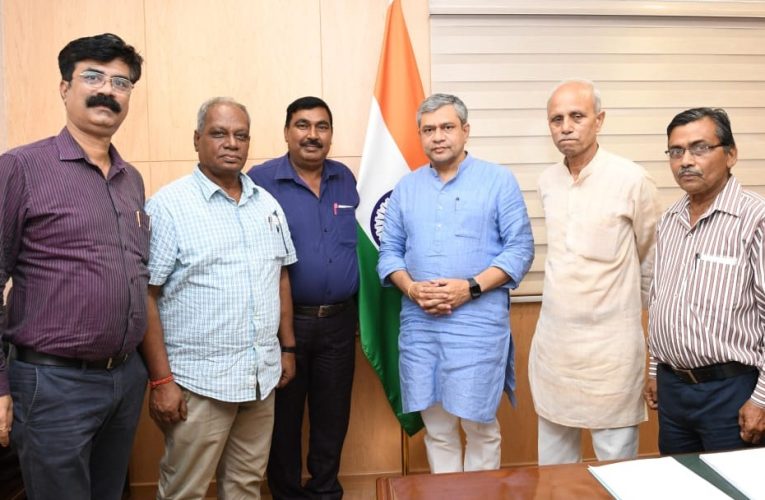 Bokaro : कर्मचारियों व यात्रियों की मांगों को लेकर दक्षिण पूर्व रेलवे मजदूर संघ का प्रतिनिधिमंडल मिला महाप्रबंधक से