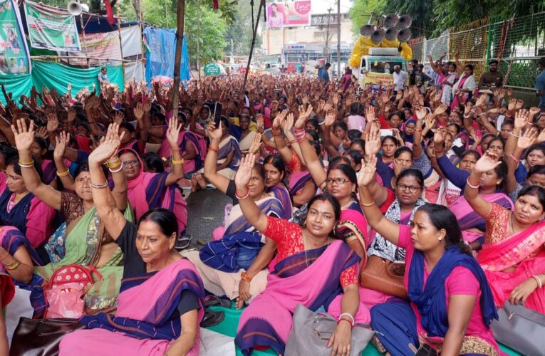 Demonstration of State Anganwadi Sevika Sahayika : लंबित 6 सूत्री मांगों के समर्थन में झारखण्ड राज्य आंगनबाड़ी सेविका सहायिका संघ ने सीएम आवास का किया घेरा