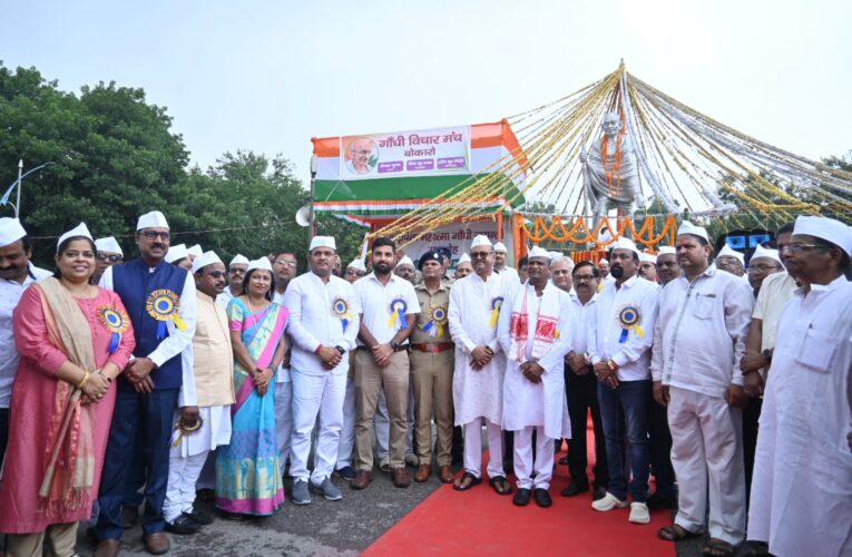 Gandhi Jayanti 2023 : गांधी जयंती पर अहिंसा के पुजारी राष्ट्रपिता महात्मा गांधी को लोगों ने किया याद, चढ़ाया श्रद्धासुमन