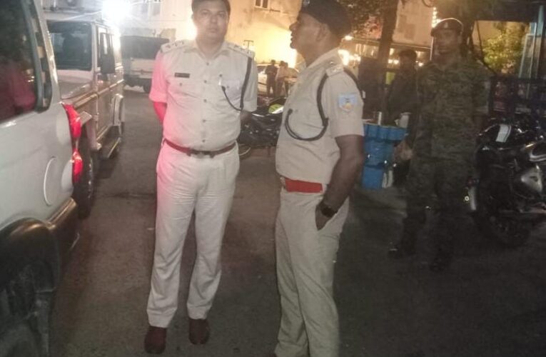 Bokaro: देर रात शहर का निरीक्षण करने निकले एसपी, थानेदारों को दिया सर्च अभियान चलाने का निर्देश