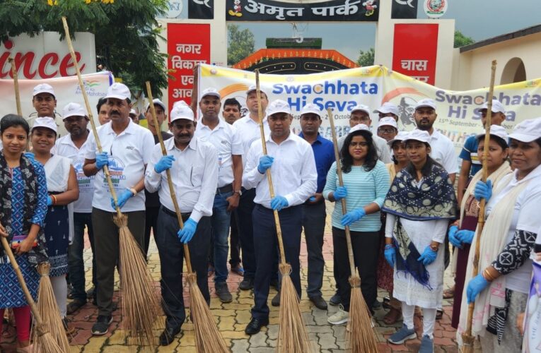Swachhata Hi Seva Campaign : स्वच्छता ही सेवा अभियान के तहत जिला मुख्यालय से लेकर प्रखंड स्तर तक सरकारी कार्यालयों व स्कूलों में श्रमदान किया