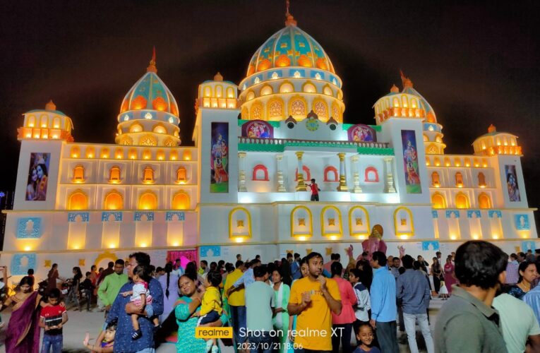 Durga Puja 2023: महासप्तमी को माता का पट खुलते ही पंडाल में उमड़ी भक्तों की भीड़, मां दुर्गा की प्रतिमा का किया दर्शन