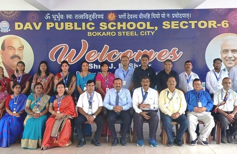 World Teacher’s Day 2023: डीएवी पब्लिक स्कूल में विश्व शिक्षक दिवस पर शिक्षकों को किया गया सम्मानित