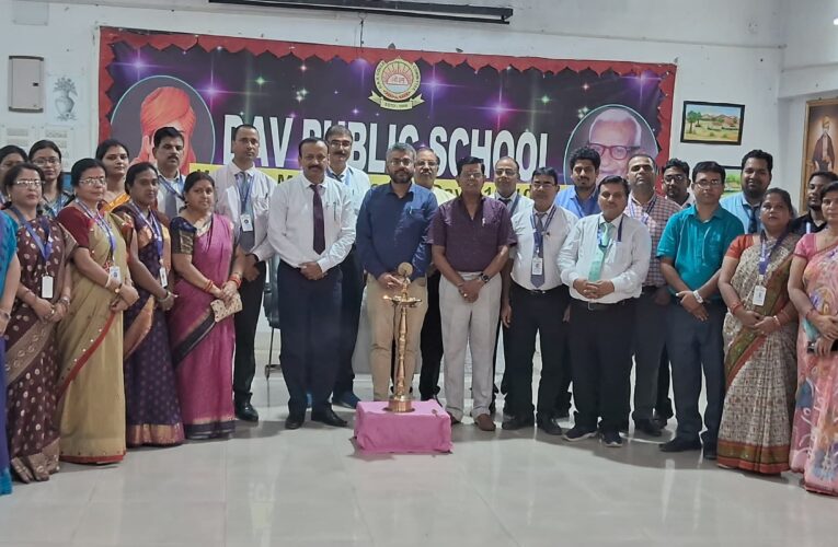 World Mental Health Day: डीएवी पब्लिक स्कूल में मना विश्व मानसिक स्वास्थ्य दिवस, डॉ प्रशांत ने कहा—आठ व्यक्ति में एक व्यक्ति मेंटल डिसऑर्डर का शिकार 