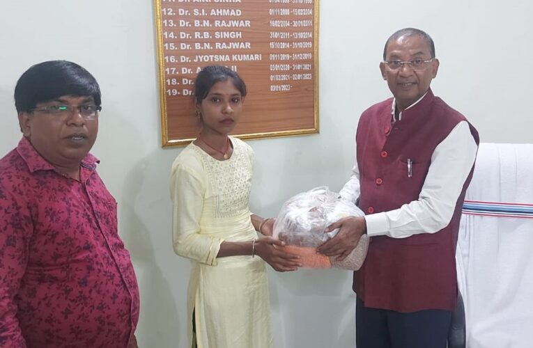 KB College: नवरात्र पर केबी कॉलेज ने गोद लिए पांच टीबी मरीजों के बीच किया पोषाहार का वितरण