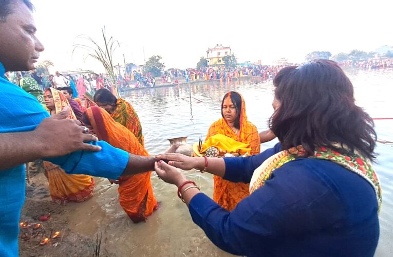 Chhath Puja 2023: लोक आस्था के महापर्व छठ के षष्ठी को व्रतियों ने जलाशयों व तालाबों पर डूबते सूर्य को दिया अर्ध्य