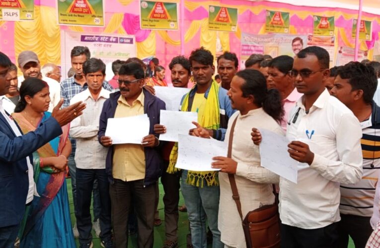 Bokaro: बीओआई खैराचातर ब्रांच मैनेजर की मनमानी के खिलाफ धरना पर ग्रामीणों के साथ बैठे आजसू नेता