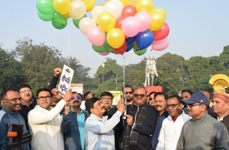 Happy Street: बच्चों व बड़ों ने हैप्पी स्ट्रीट में गीत, संगीत, डांसिंग, खेल व योग कर किया मस्ती