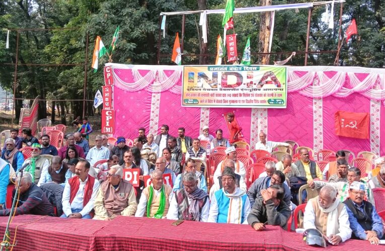 INDIA Alliance : इंडिया गठबंधन इंडिया गठबंधन ने 152 विपक्षी सांसदों के निलंबन को ले दिया धरना, मोदी सरकार ने अपना रखा है तानाशाही रवैया