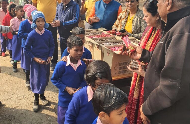 Rotary Club Chas: क्रिसमस त्योहार के पूर्व रोटरी क्लब चास ने मध्य विद्यालय माराफारी बच्चों के बीच बांटा केक का पॉकेट