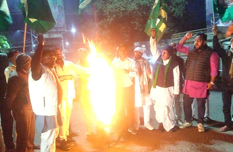 Bokaro: विरोधी दल के नेताओं के घर ईडी व सीबीआई का सहारा लेकर कारवाई करने के विरोध में राजद ने पीएम का फूंका पुतला