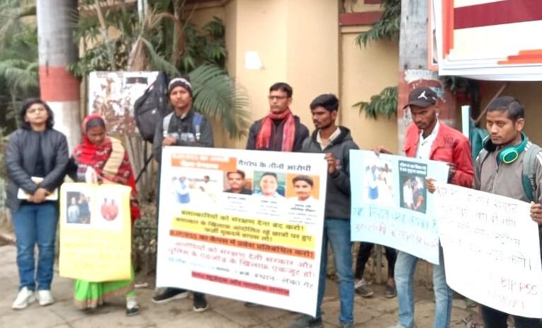 Varanasi: बीएचयू गैंगरेप की पीड़िता को न्याय दिलाने सहित अन्य मांगों को लेकर छात्रों ने किया प्रदर्शन