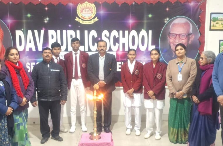 DAV Bokaro Sector 6: डीएवी सेक्टर 6 में हिंदी दिवस पर संगोष्ठी का आयोजन, प्राचार्य ने कहा–हिंदी की उपेक्षा का प्रमुख कारण बदलती मानिसकता