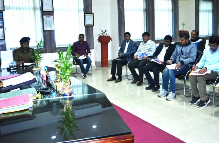 Bokaro: विद्यालयों में अभियान चलाकर छात्रों का बनाए आधार कार्ड, गलत तरीके से आधार पंजीकरण कराने वालों पर होगी कार्रवाई