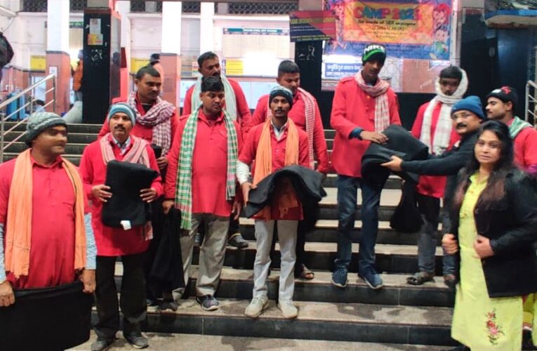 Rotary Club Bokaro: रोटरी क्लब ऑफ़ बोकारो मिडटाउन कपल्स ने कुलियों के बीच किया कंबल वितरण