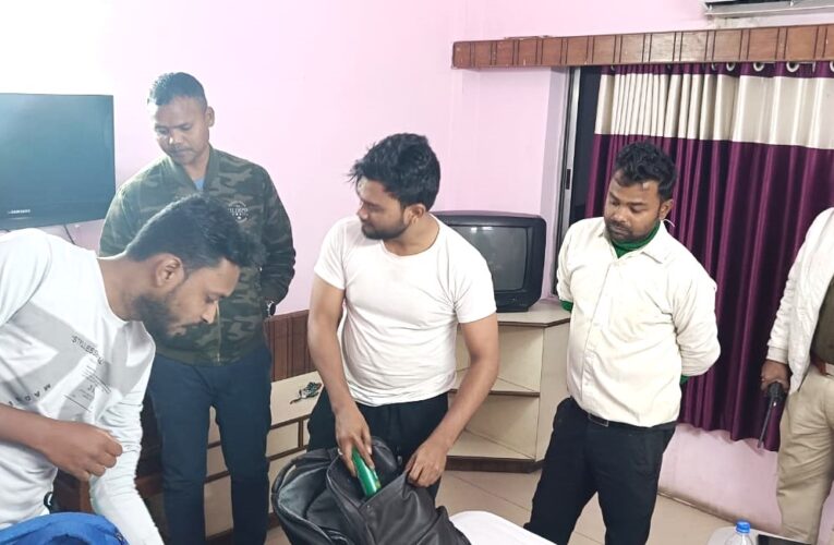 Bokaro: एहतियात के मद्देनजर पुलिस बोकारो के होटलों में ठहरनेवालों की कर रही है पड़ताल