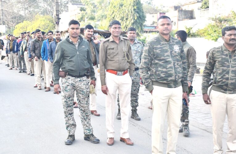 Bokaro: बोकारो में शांति व्यवस्था कायम रखने के लिए फ्लैग मार्च का आयोजन