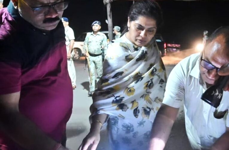 Bokaro News: डीसी ने कहा—वाहन जांच के दौरान आपत्ति जनक सामग्री व राशि पाई जाने पर जब्ती की कार्रवाई करते हुए तुरंत जिला प्रशासन को करें सूचना दें