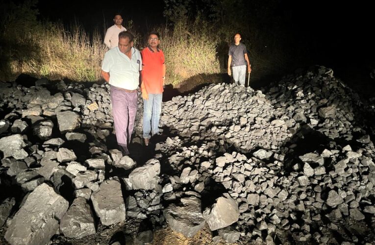 Bokaro Crime News: बोकारो के बालीडीह‌ ओपी अंतर्गत मांगो पंचायत में छापेमारी भारी मात्रा में अवैध रूप से भंडारित कोयला किया गया जब्त