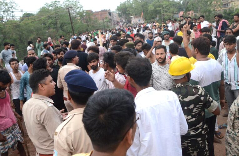 Bokaro Crime News: दो भैंसों की मौत को लेकर पत्थरबाजी, पुलिसकर्मी समेत एक दर्जन घायल, पुलिस ने छह राउंड किया टीयर फायर