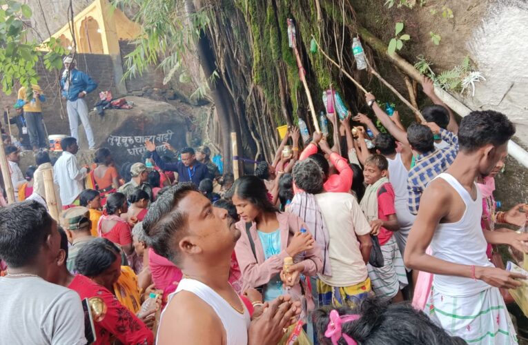 Sarna Dharma Mahasammelan 2024 : लुगूबुरु घांटाबाड़ी धोरोमगाढ़ में अंतरराष्ट्रीय सरना धर्म महासम्मेलन शुरू, पहुंच रहे संथाली श्रद्धालु