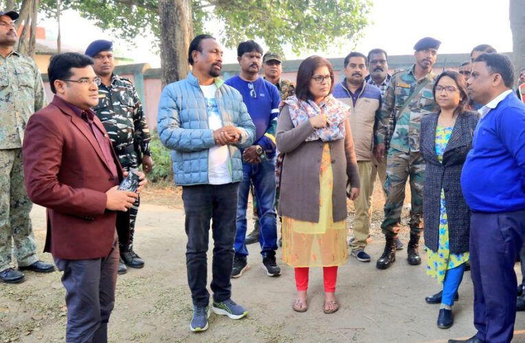 Bokaro News: डीसी ने किया चंदनकियारी अंचल कार्यालय का निरीक्षण, कार्य में लापरवाही के चलते कर्मचारी व प्रधान सहायक का वेतन स्थगित करने का दिया निर्देश