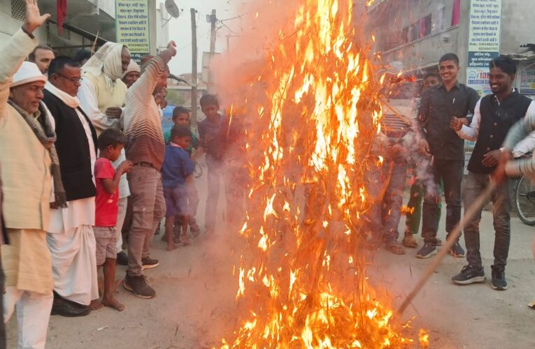Palamu News : आक्रोशित राजद, जेएमएम और कांग्रेस कार्यकर्ताओं ने फूंका गृह मंत्री का पुतला