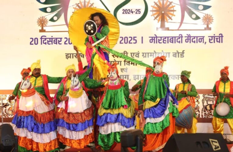 Bokaro News: कसमार के कलाकारों ने रांची के मोरहाबादी में सरस महोत्सव में दी घोड़ा नाच की रंगारंग प्रस्तुति