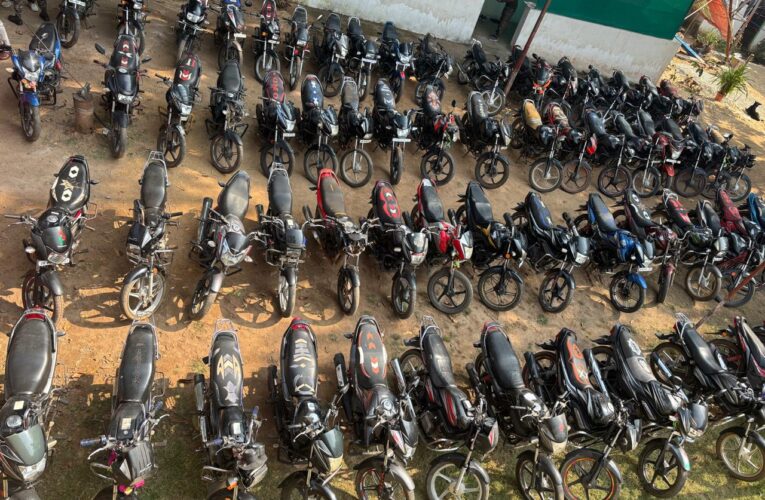 Seraikela Kharsawan Crime News: सरायकेला-खरसावां पुलिस द्वारा अंतर्जिला मोटरसाइकिल चोर गिरोह का पर्दाफाश,  70 मोटरसाइकिल बरामद