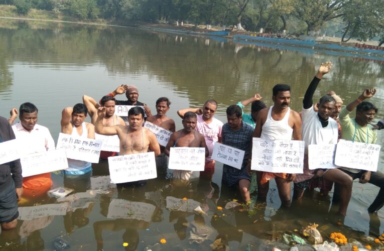 Jal Satyagrah in Bokaro: नियोजन की मांग को लेकर मृत कर्मचारी आश्रित संघ ने कड़ाके की ठंड में किया जल सत्याग्रह
