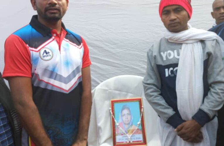 Bokaro News: कसमार में श्राद्धकर्म में शामिल हुए डुमरी जयराम महतोए कहा..उनके सुख.दुख में हमेशा साथ है खड़े