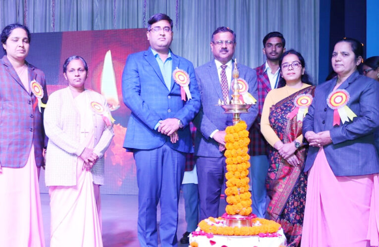 Holly Cross School: हॉली क्रॉस स्कूल में धूम-धाम से मना 40वां वार्षिकोत्सव का प्रथम दिवस, कमांडेड मुकेश ने कहा–भविष्य संवारने के लिए अभिभावक बच्चों को मोबाईल से रखें दूर