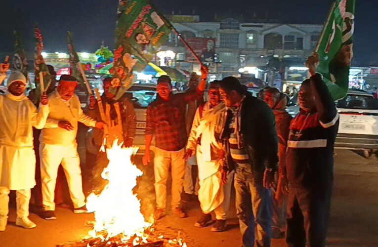 RJD Burnt the Effigy of the Home Minister : बाबा साहब भीमराव आंबेडकर पर अमित शाह की टिप्पणी पर राजद ने फूंका पुतला
