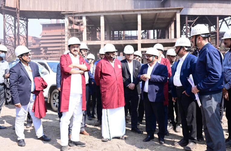 Bokaro Steel Plant News: केंद्रीय इस्पात मंत्री एचडी कुमारास्वामी व राज्य मंत्री भूपतिराजु श्रीनिवास वर्मा पहली बार बोकारो दौरे पर पहुंचे, प्लांट भ्रमण के दौरान उत्पादन प्रक्रिया ली जानकारी