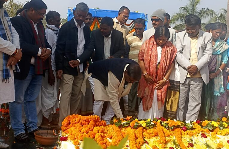 Kharsawan Golikand 1948: खरसाँवा गोली कांड के शहीदों को नमन, पूर्व मुख्यमंत्री अर्जुन मुंडा ने कहा यहां वर्षों से 1 जनवरी को श्रद्धांजलि अर्पित करने की परंपरा