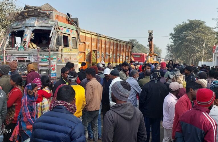  Road Accident in Gola: सड़क दुर्घटना में तीन बच्चे व एक चालक सहित चार की मौत, स्कूल ले जा रहा ऑटो को आलू लदा एलपी ट्रक ने लिया चपेट में