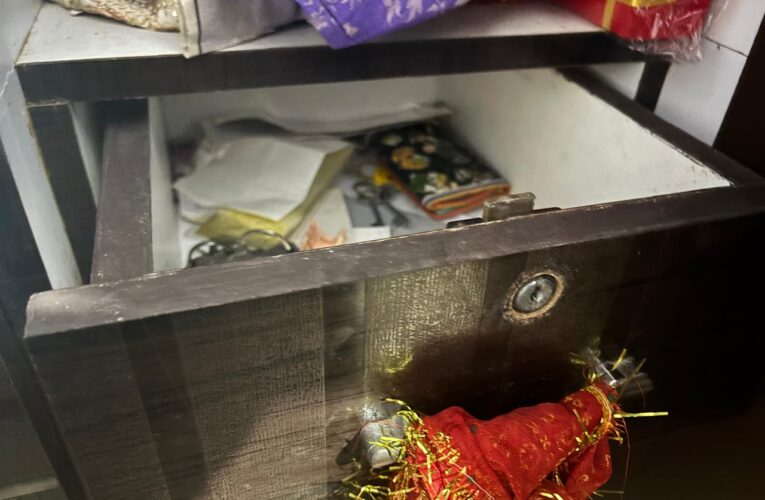  Crime News : दिन दहाडे बंद आवास का ताला तोडकर 10 लाख के जेवरात सहित 30 हजार नकद की चोरी, सपरिवार रजरप्पा गये थे पूजा करने