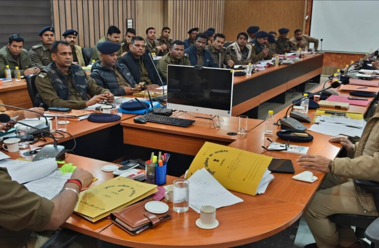 Hazaribag News: विधि व्यवस्था संधारण को लेकर एसपी ने किया अपराध गोष्ठी का आयोजन, पुराने लंबित कांडो के अविलंब निष्पादन का दिया निर्देश
