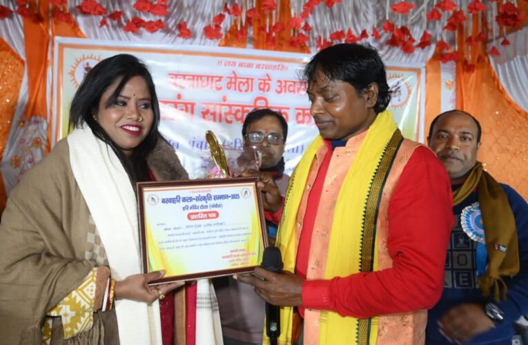 Bokaro News : बरवाघाट मेले में रंगारंग कार्यक्रम आयोजित, लोकप्रिय भजन गायिका अर्चना ने अपने भजन से दर्शकों को झूमने पर किया विवश