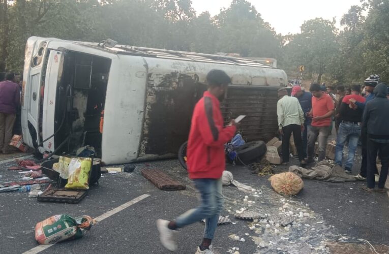 Hazarigag Accident: हजारीबाग सड़क हादसे में तीन की मौत, नेहा बस की अचानक टायर फटने से हुआ हादसा दर्जनभर यात्री जख्मी