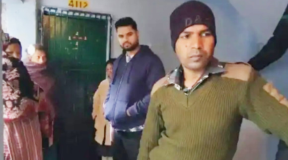 Crime News: भाई के आवास में रहनेवाले युवक ने फांसी लगाकर दी जान, मृतक का भाई गया था गांव