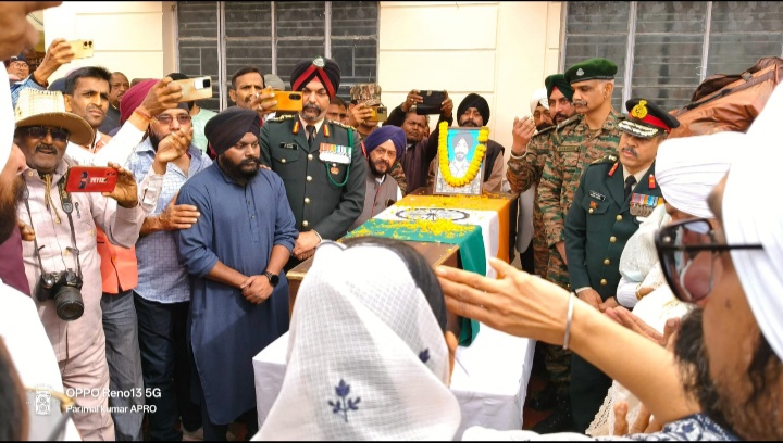 Captain Karamjit Singh Bakshi Martyr: वीर जवान कैप्टन करमजीत सिंह बक्शी का पार्थिव देह उनके पैतृक घर हजारीबाग पहुंचा, नम आंखों से लोगों ने दी विदाई 