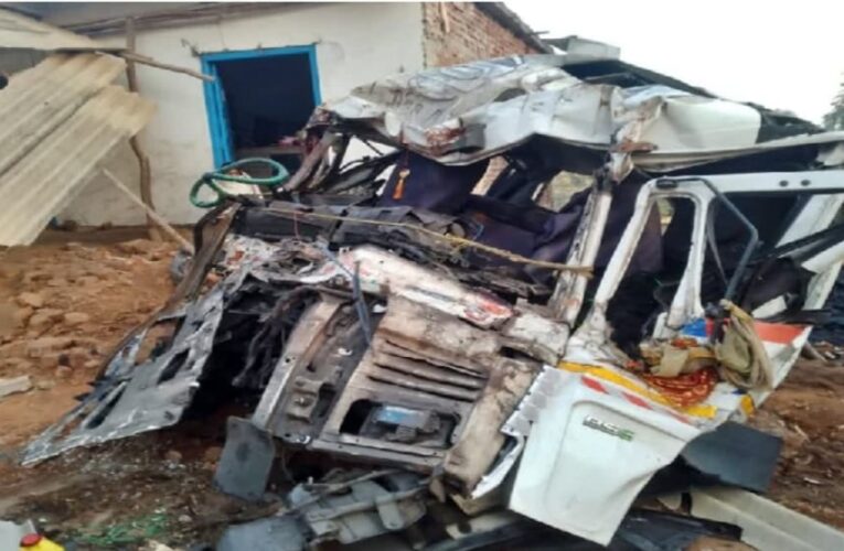 Road Accident: अनियंत्रित हाइवा घर में घुसा, चालक की मौत, खलासी घायल, दो घर व एक दुकान क्षतिग्रस्त