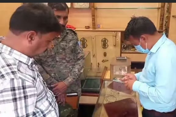 Bokaro Crime News: बोकारो के श्रीराम मंदिर मार्केट के जगदंबा ज्वेलर्स में लगभग 30 लाख के जेवर की चोरी, दीवार में सेंधमारी कर दिया घटना को अंजाम
